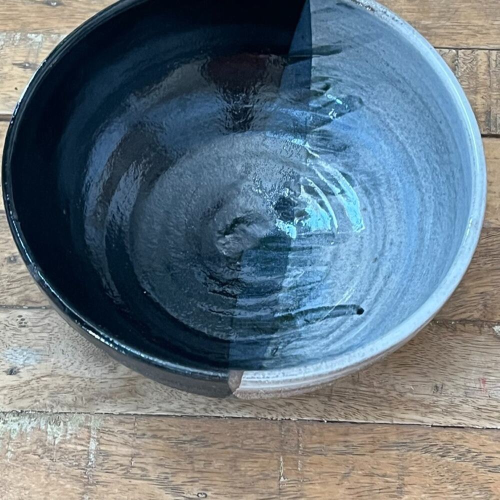 Studio Art Pottery Bowl 7.5" Dark Blue & Ivory Two Tone Glaze Rib Texture - Picture 4 of 12